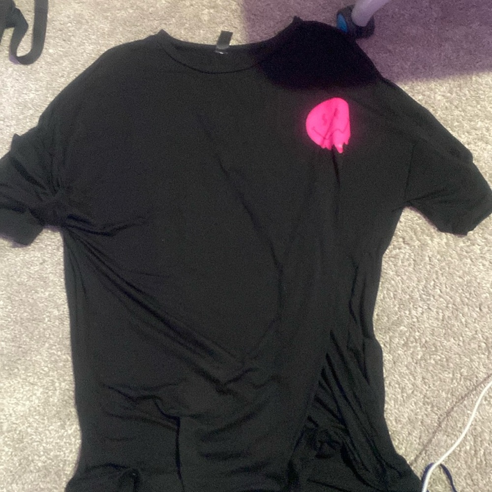 Black and pink shirt, quote “it’s ok to not be ok just don’t give up” on back